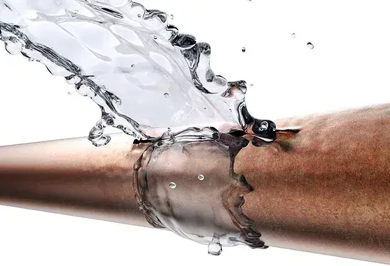 Wasser spritzt aus einem gebrochenen Rohr